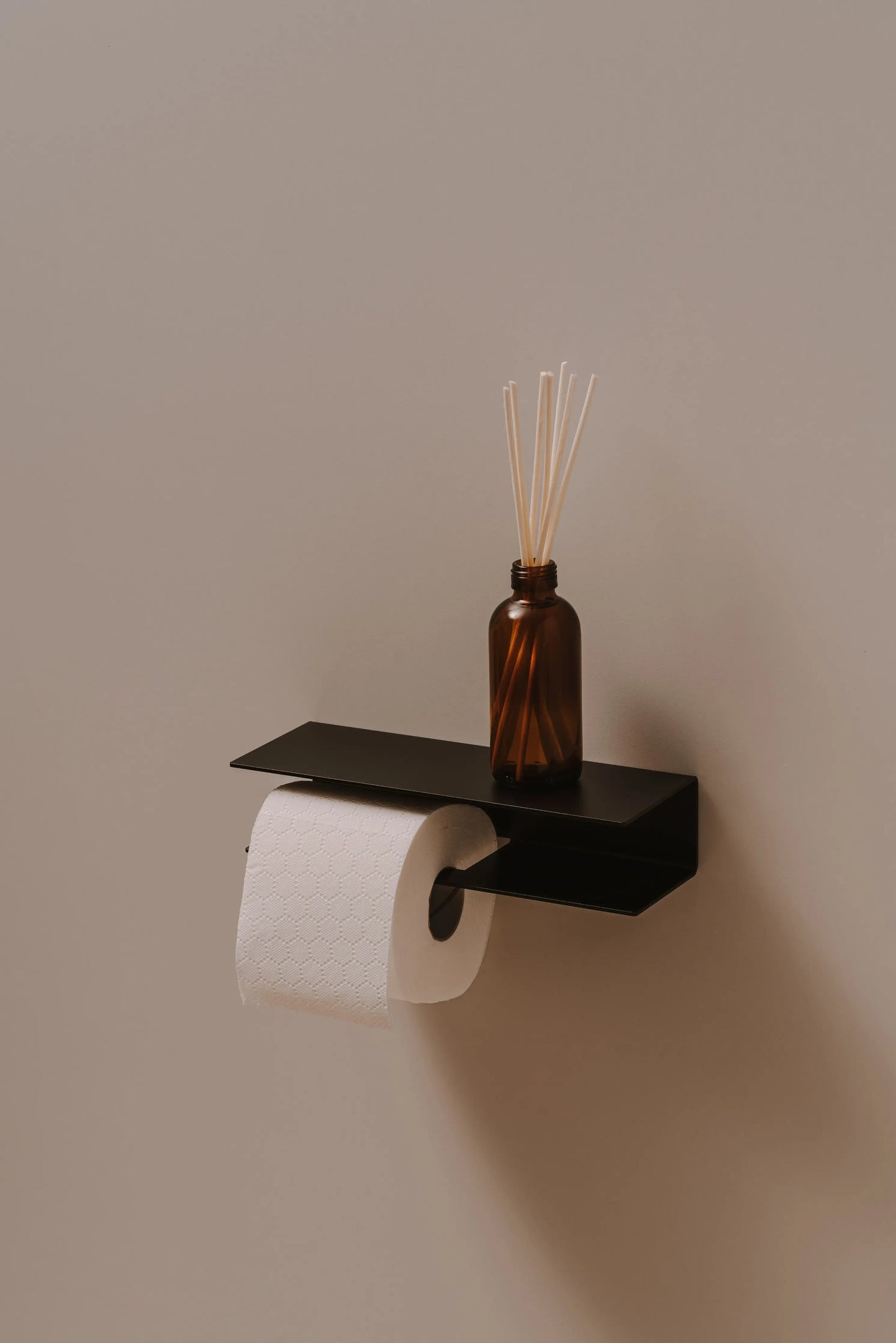 Portarrollo Berno –  negro - mediano - accesorios baño moderno con estante - Kaimok Design