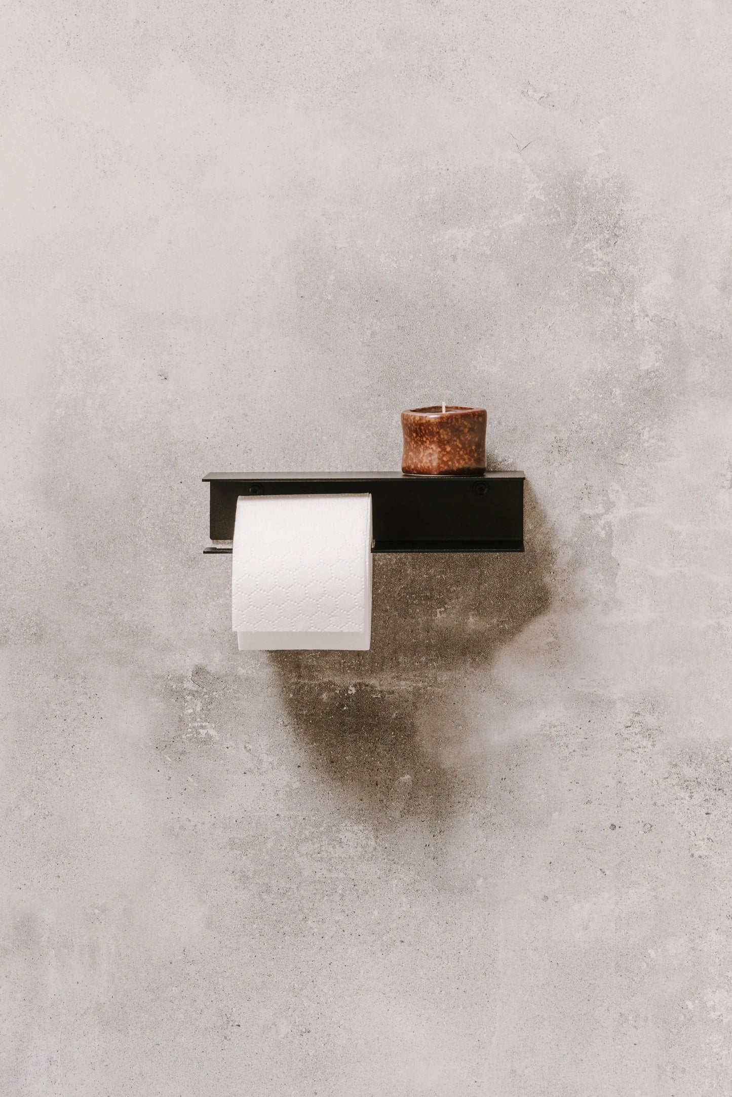 Portarrollos Berno –  negro - mediano - accesorios baño moderno con estante - Kaimok Design
