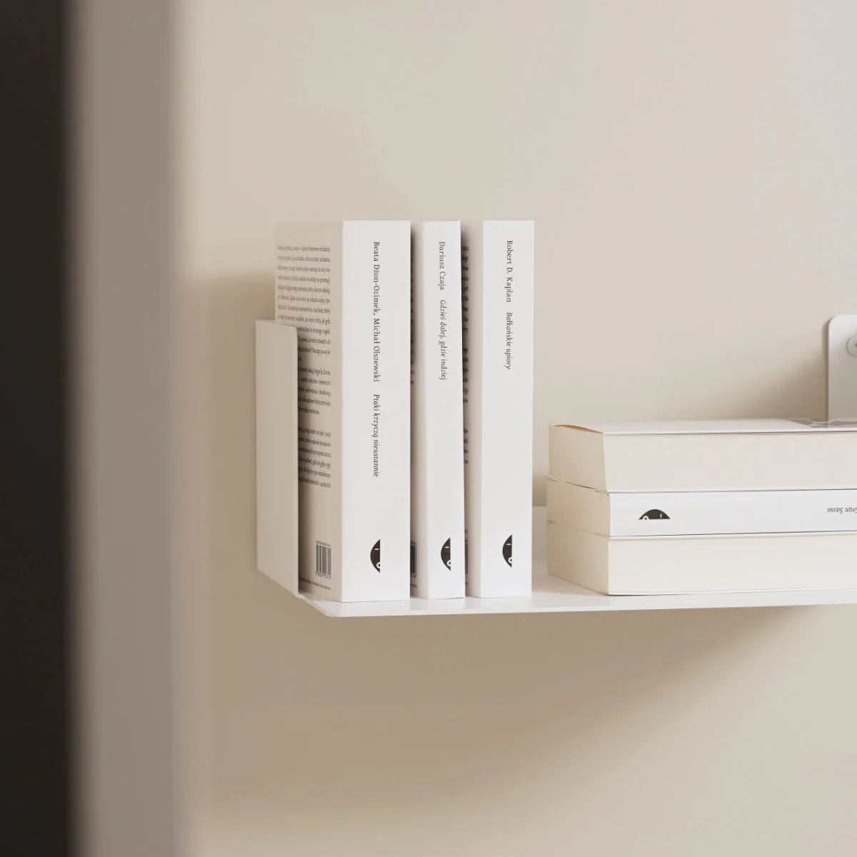 Estantería de pared metálica Bergamo – repisa flotante para libros - Kaimok Design