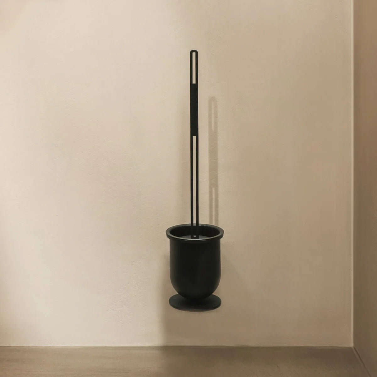 Escobillero Lund – portaescobillas baño de pared o suelo Kaimok