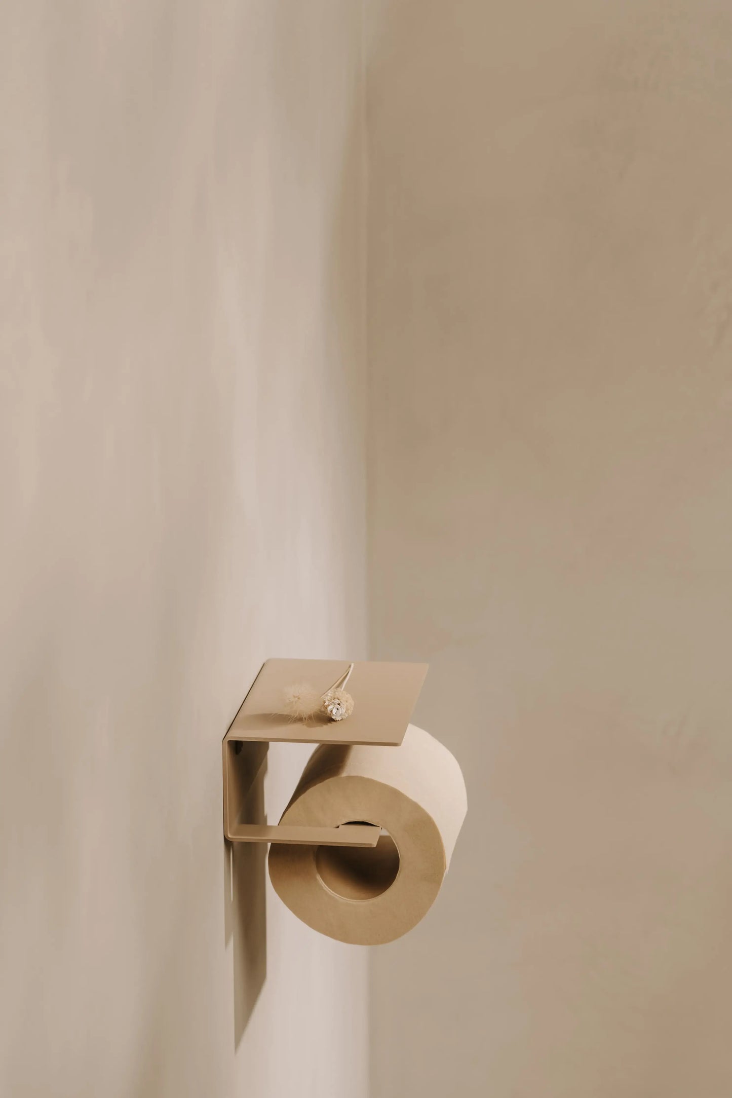Berno toilet roll holder – Functional elegance with integrated shelf