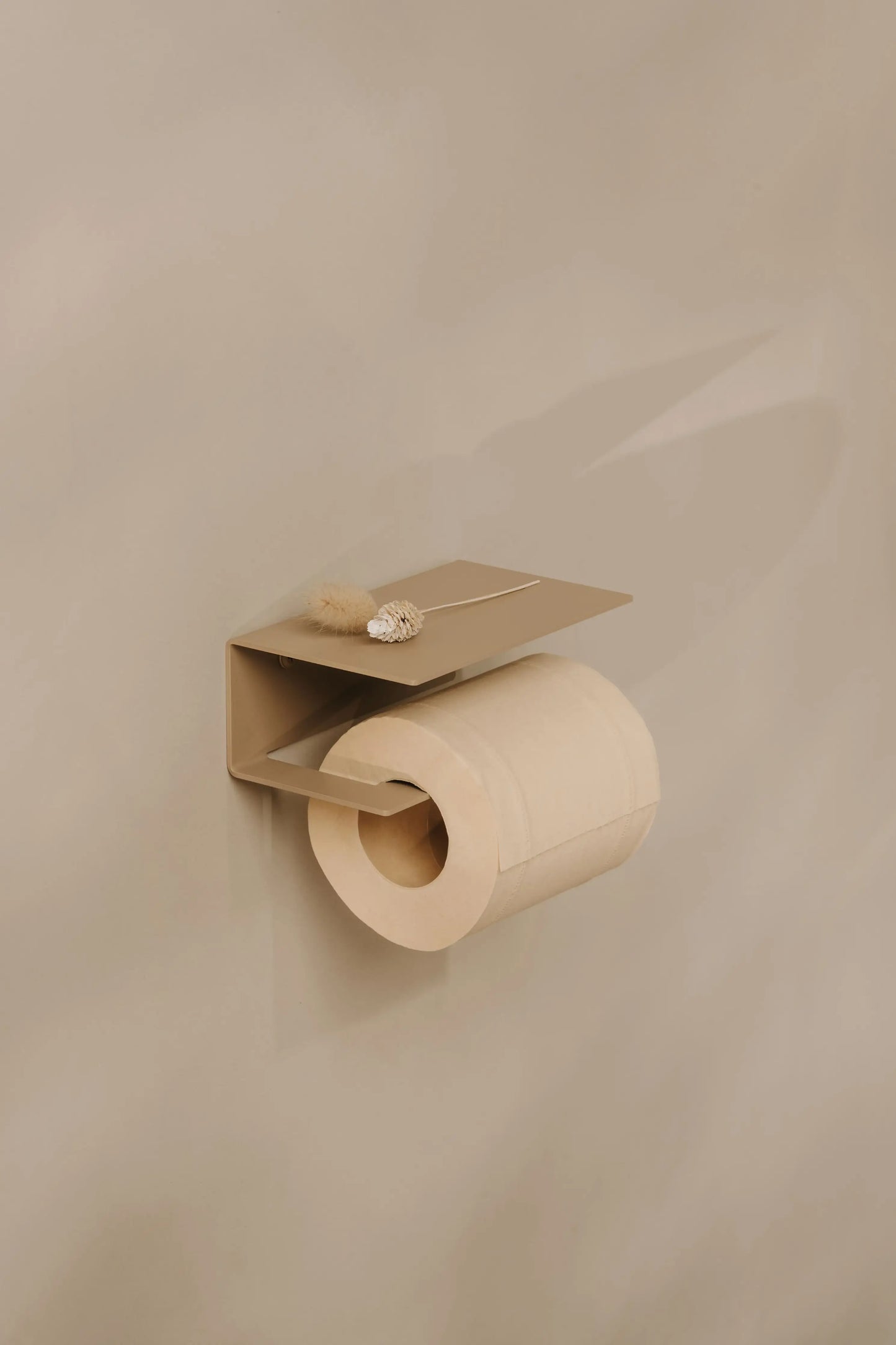 Berno toilet roll holder – Functional elegance with integrated shelf