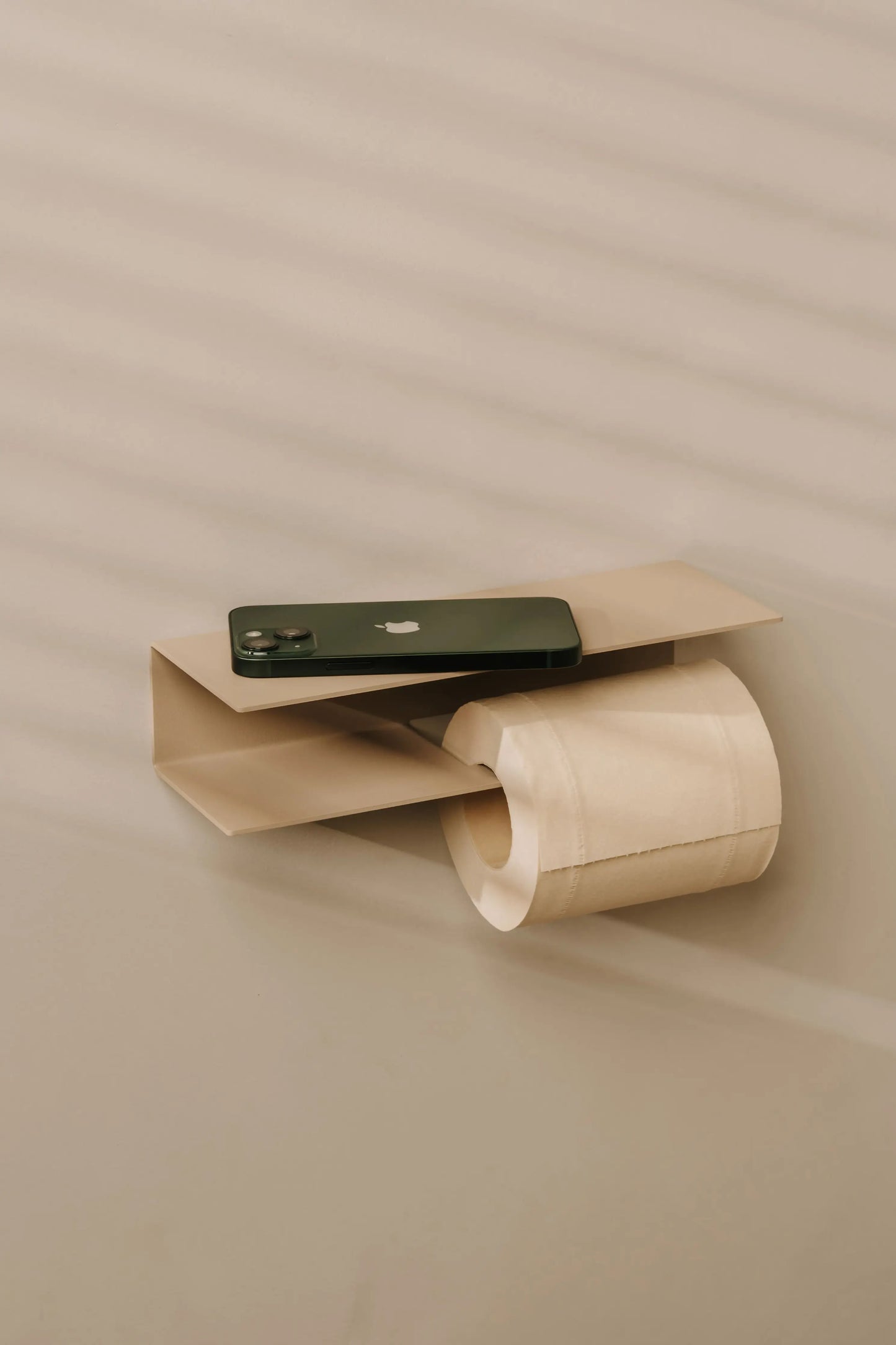 Berno toilet roll holder – Functional elegance with integrated shelf